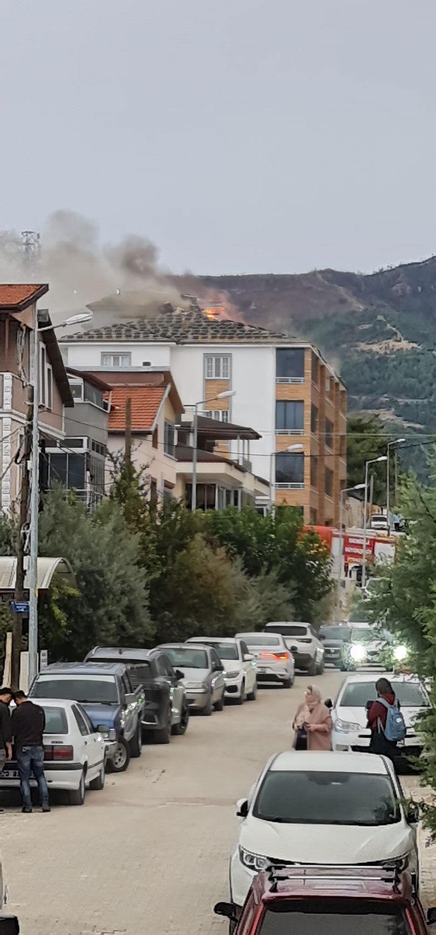 Buldanda Apartmanin Catisi Alev Alev Yandi 1