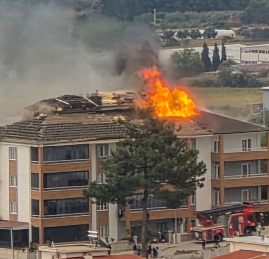 Buldanda Apartmanin Catisi Alev Alev Yandi 2