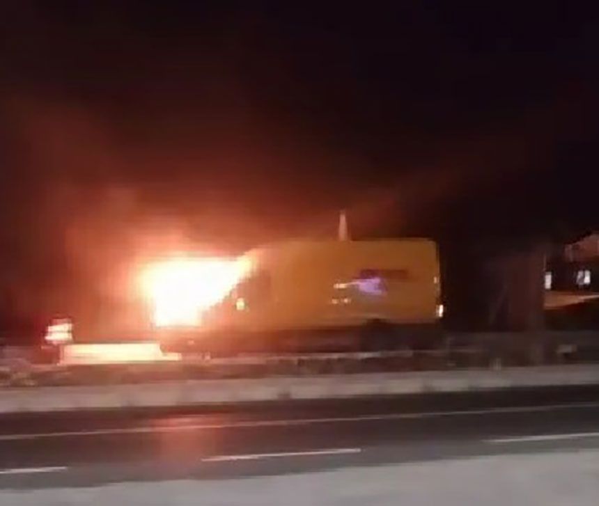 Cankurtaranda Seyir Halindeki Kargo Araci Alev Aldi 1