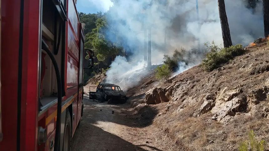 Denizli Acipayamda Arac Yangini Ormana Sicradi 3