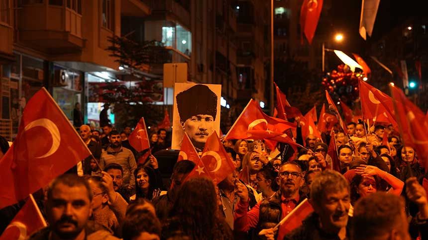 Denizli Buyuksehirden Cumhuriyete Yakisir Kutlama