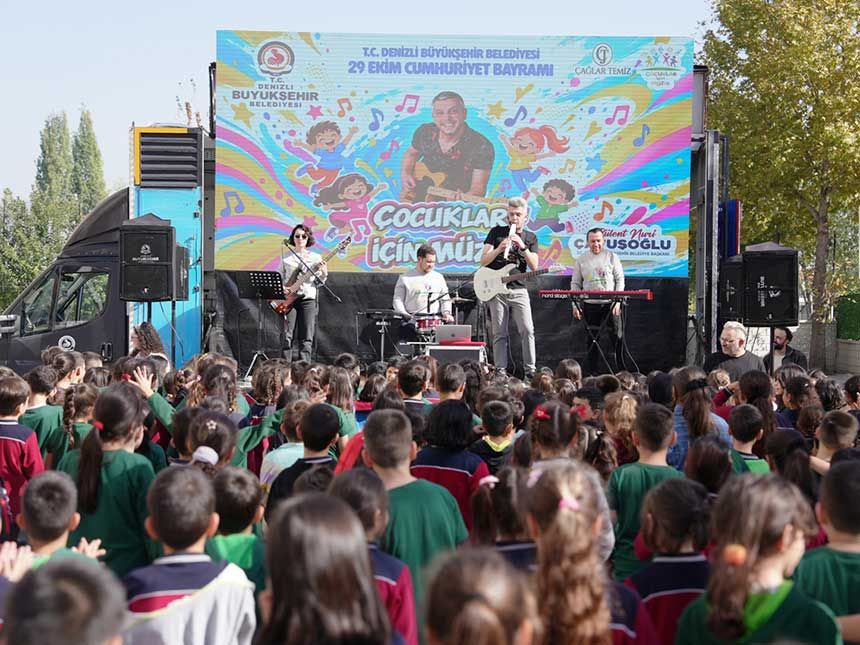 Denizli Buyuksehirle Cumhuriyet Coskusu Okullara Tasti