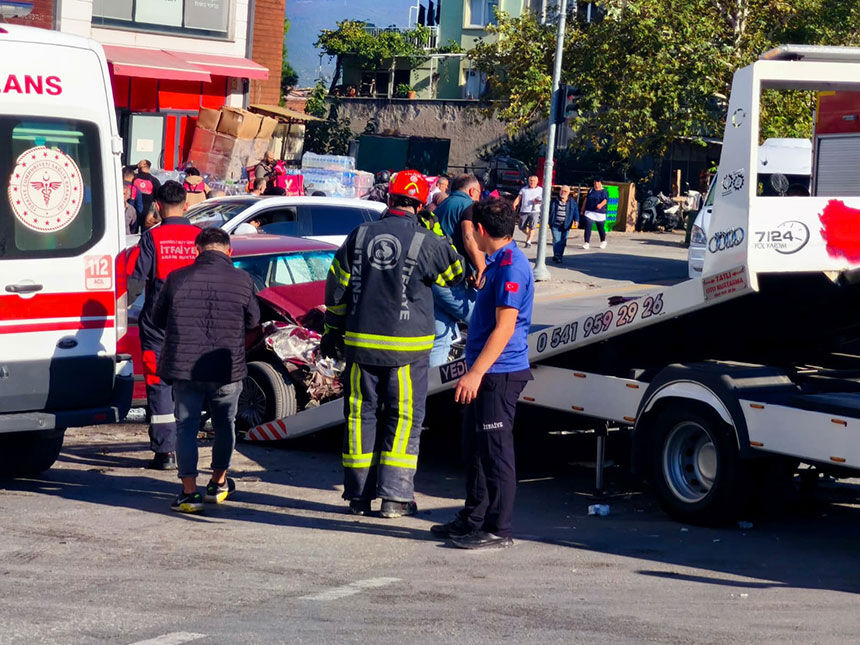 Denizli Pamukkale Kaza Kirmizi Isik Ihlali Yapan Otomobil Halk Otobusune Carpti 1