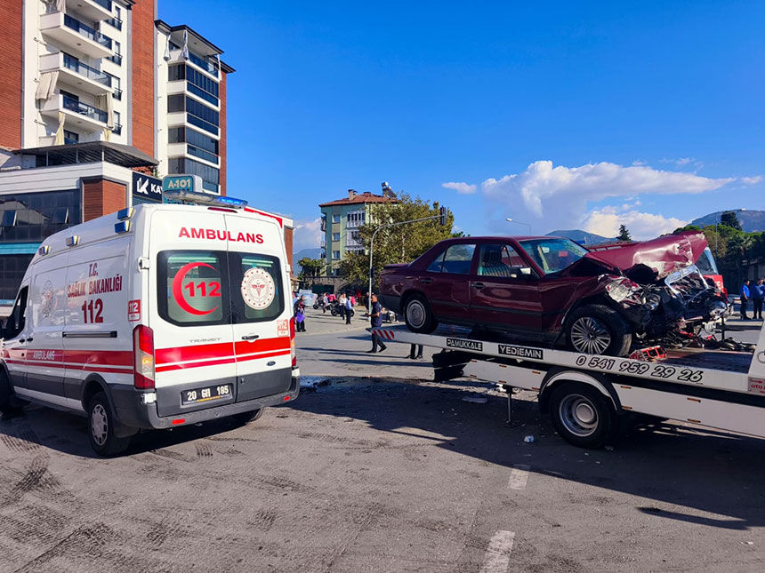 Denizli Pamukkale Kaza Kirmizi Isik Ihlali Yapan Otomobil Halk Otobusune Carpti 2
