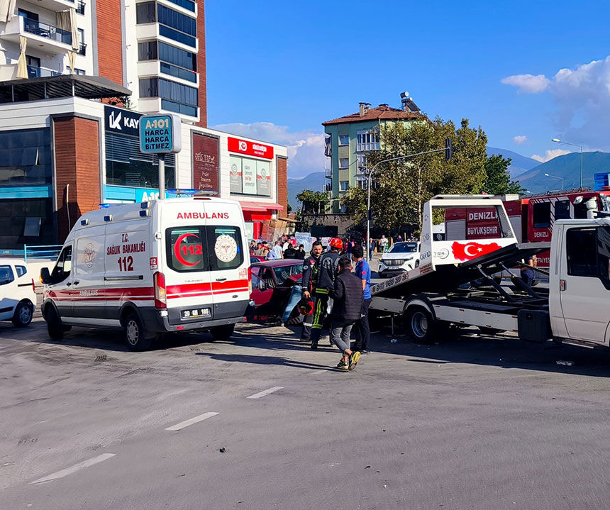 Denizli Pamukkale Kaza Kirmizi Isik Ihlali Yapan Otomobil Halk Otobusune Carpti 3