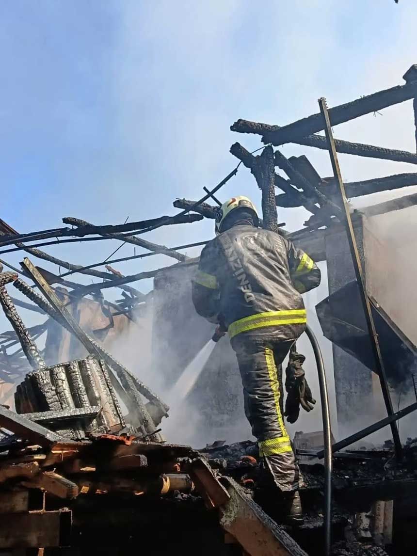 Denizlide Alevlerin Sardigi Ev Kullanilamaz Hale Geldi 3