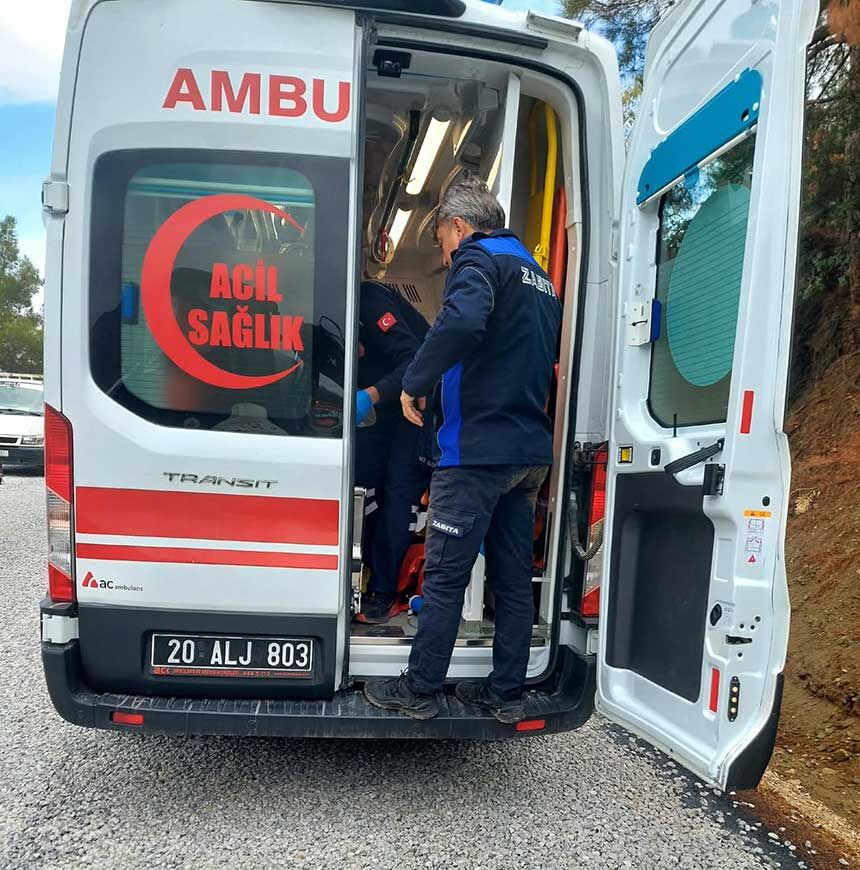 Denizlide Hareket Eden Otomobilini Durdurmak Isteyen Surucu Ucuruma Yuvarlandi 2
