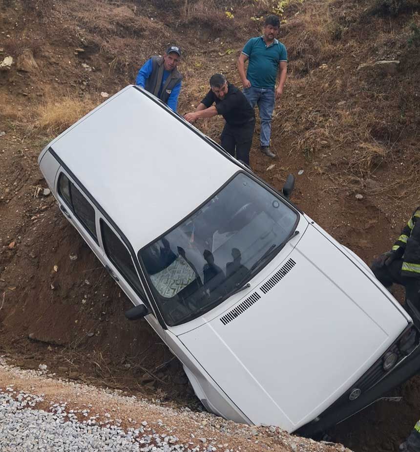 Denizlide Hareket Eden Otomobilini Durdurmak Isteyen Surucu Ucuruma Yuvarlandi 3