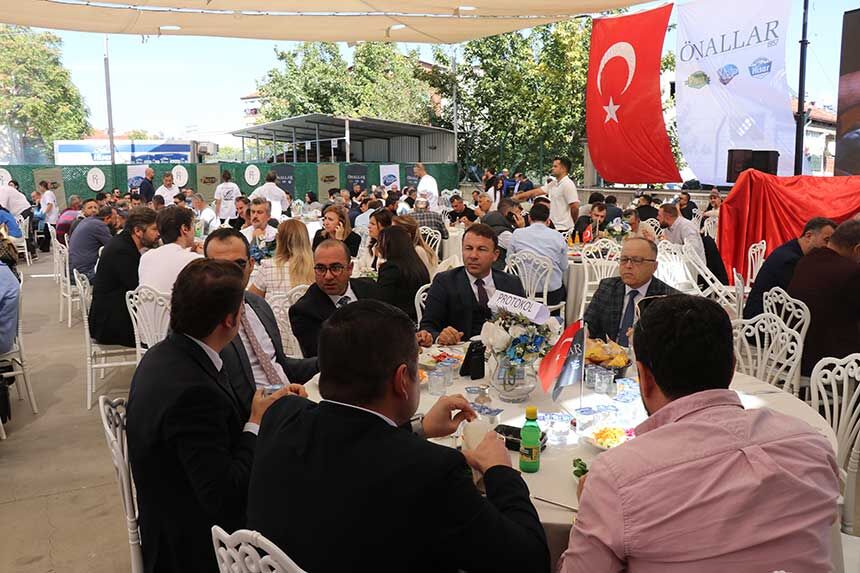 Denizlide Is Insani Alptug Onal 900 Kiloluk Orkinos Ziyafeti Verdi 2