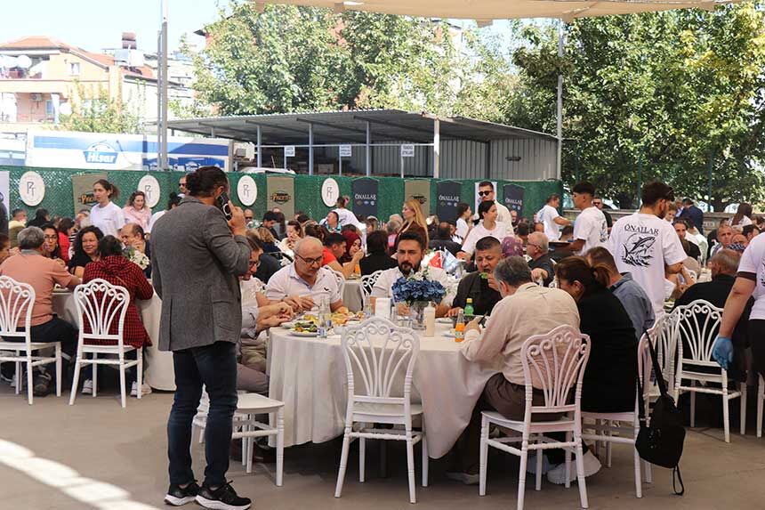Denizlide Is Insani Alptug Onal 900 Kiloluk Orkinos Ziyafeti Verdi 3