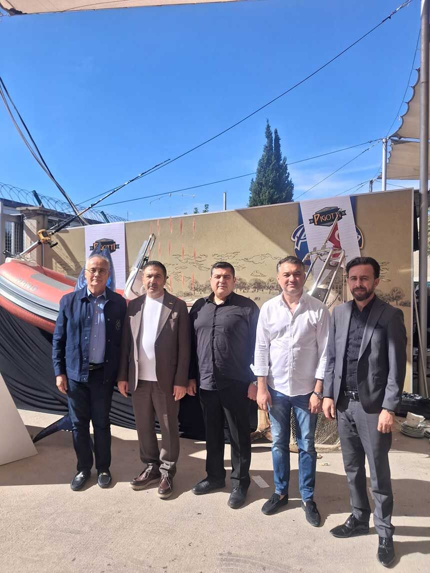 Denizlide Is Insani Alptug Onal 900 Kiloluk Orkinos Ziyafeti Verdi 6