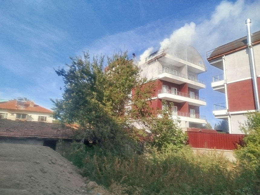 Denizlide Izolasyon Calismasi Sirasinda Cati Alev Alev Yandi 1