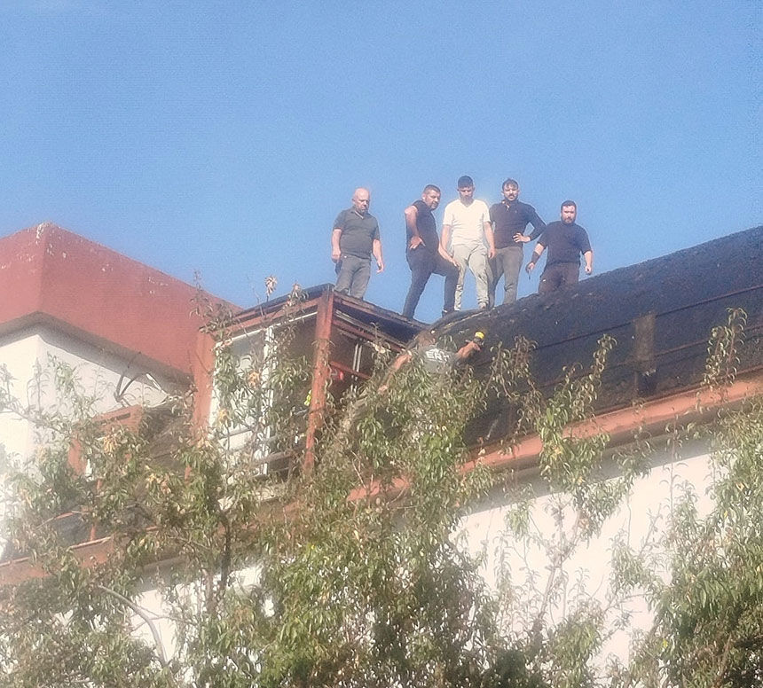 Denizlide Izolasyon Calismasi Sirasinda Cati Alev Alev Yandi 2