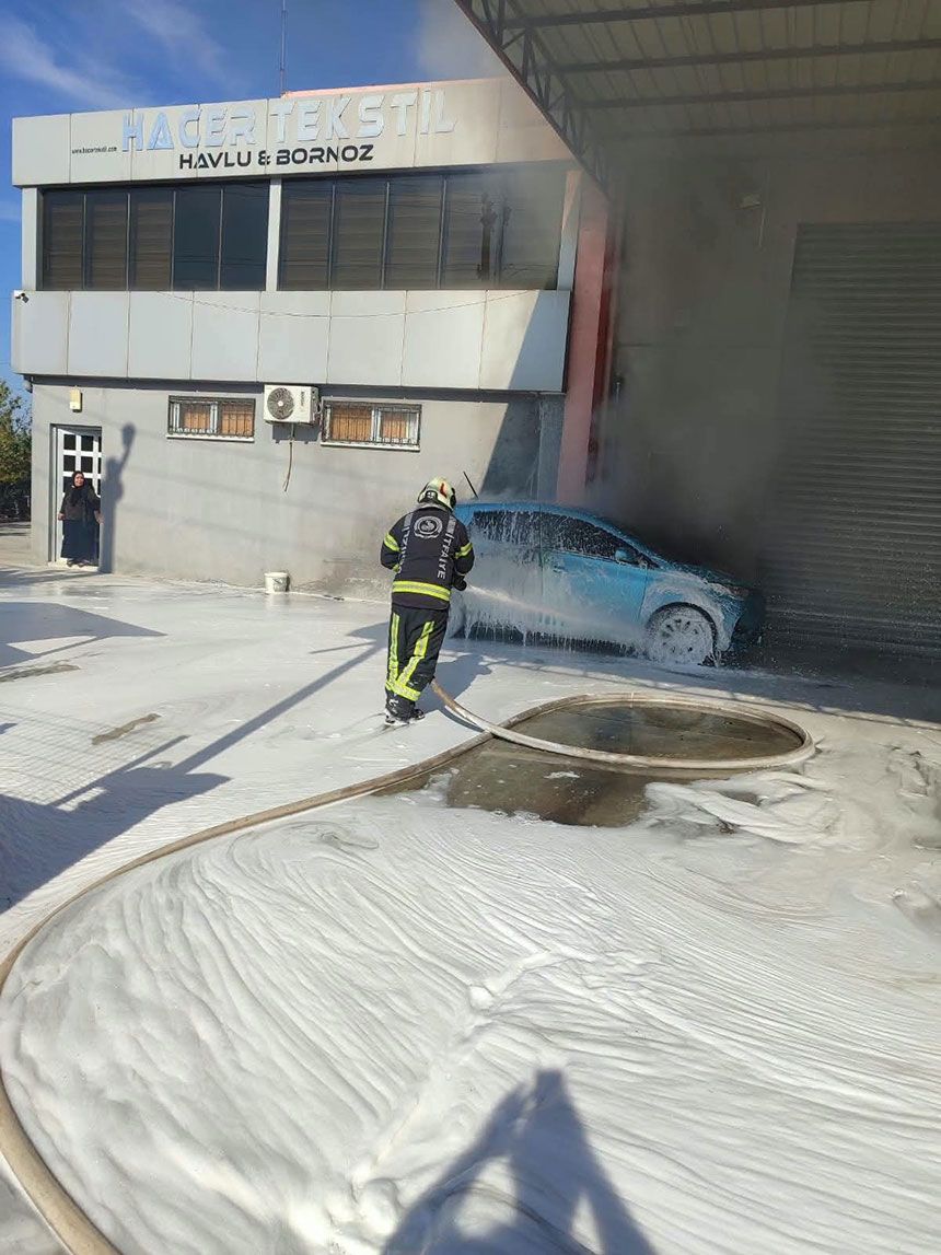 Denizlide Sarjdaki Elektrikli Arac Bir Anda Alev Aldi 2
