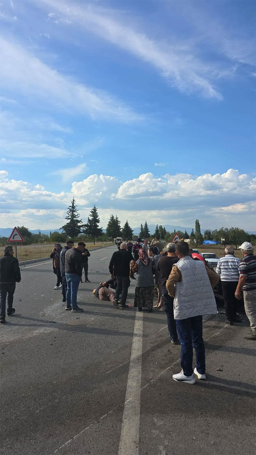 Denizlide Traktor Ile Servis Minibusu Carpisti 2Si Agir 8 Yarali 1