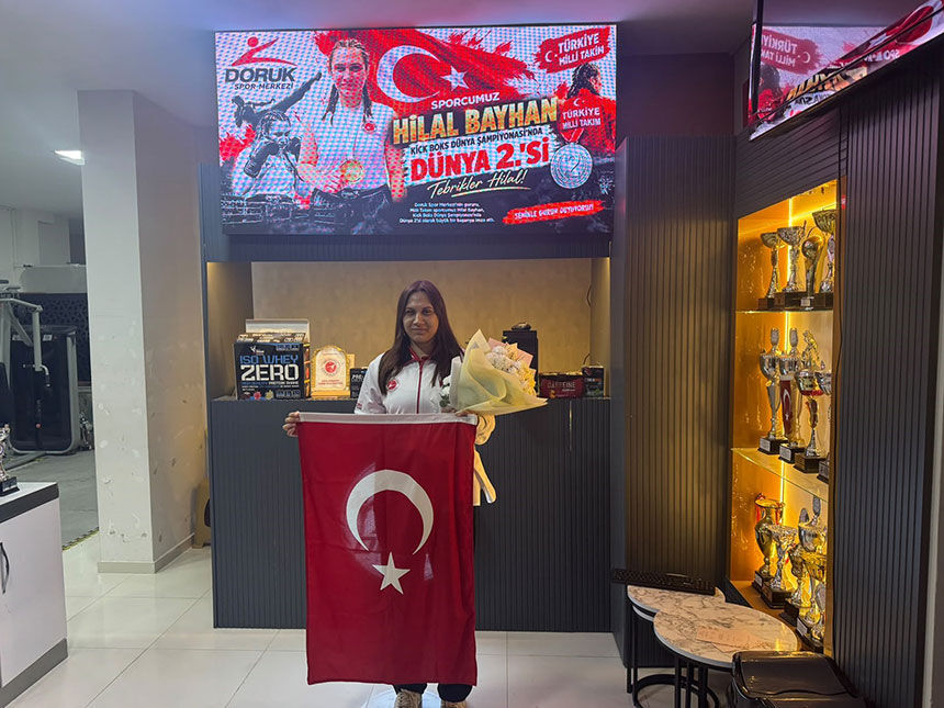 Dunya Ikincisi Hilal Bayhana Cardak Havalimaninda Coskulu Karsilama 3