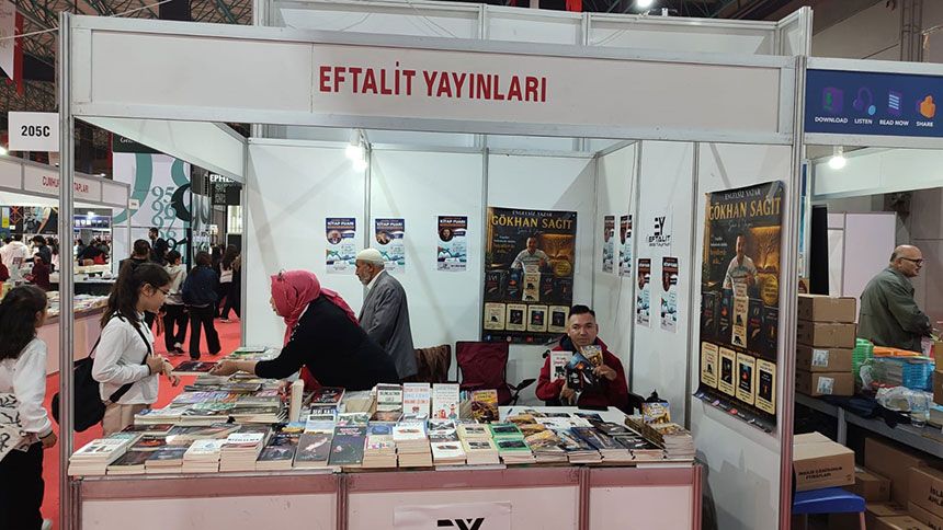 Engelsiz Yazar Gokhan Sagit Denizli Kitap Fuarinda Okurlariyla Bulustu 2
