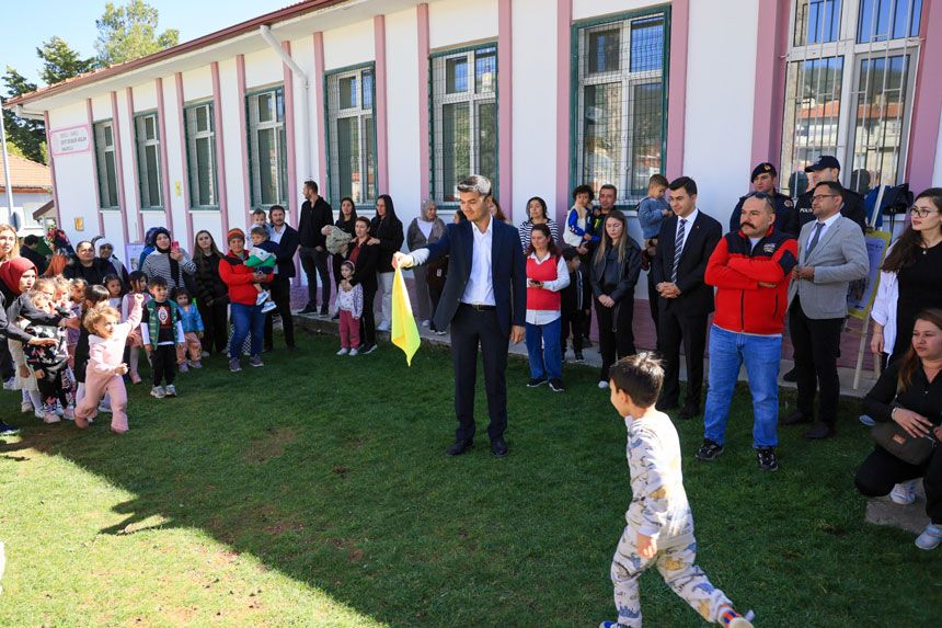 Halat Cektiler Cuvalda Yaristilar Camelide Miniklerin Aileleriyle Renkli Gunu