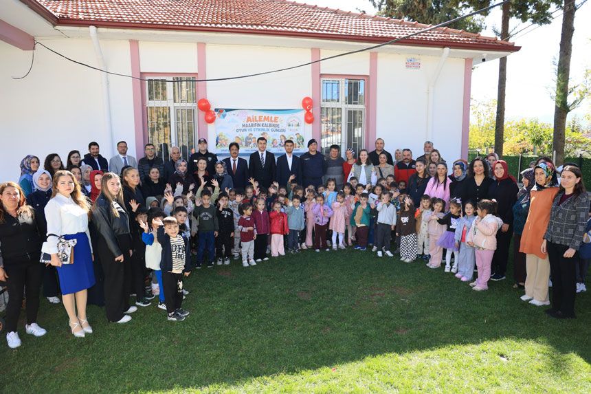Halat Cektiler Cuvalda Yaristilar Camelide Miniklerin Aileleriyle Renkli Gunu2
