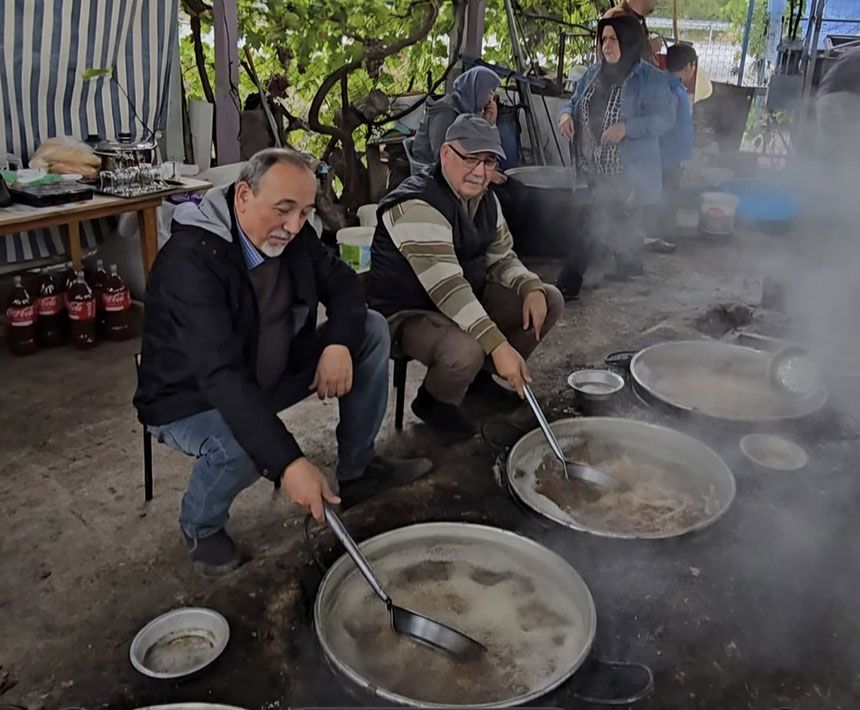 Kizilcabolukte 650 Yildir Imece Usuluyle Pekmezler Kayniyor 1