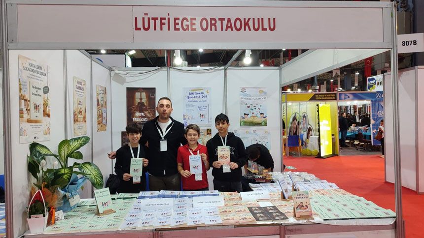 Lutfi Ege Ogrencilerinden 9 Denizli Kitap Fuarinda Buyuk Basari 3 Kitap Ve Ingilizce Baski1