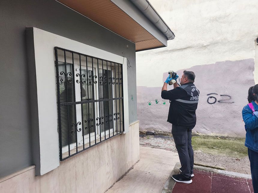 Pamukkalede Muhtarlik Binasinin Guvenlik Kamerasini Sokup Bahceye Attilar 1