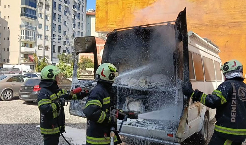 Pamukkalede Seyir Halindeki Minibus Alevlere Teslim Oldu 1