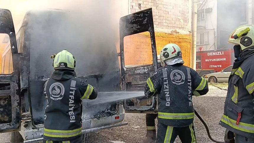 Pamukkalede Seyir Halindeki Minibus Alevlere Teslim Oldu 2