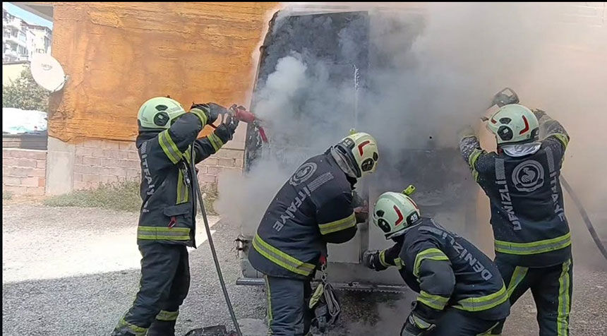 Pamukkalede Seyir Halindeki Minibus Alevlere Teslim Oldu 3