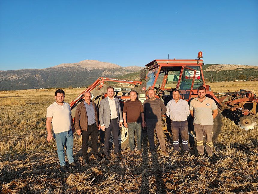 Tavas Belediyesi Ciftciye Destek Icin 480 Dekar Alanda Arpa Ve Corek Otu Ekiyor 2